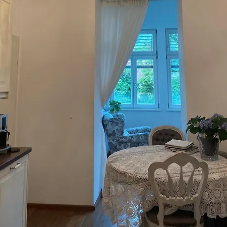 Charmante Altbauwohnung Im Shabby Chic Stil Mit Wintergarten Und Gartenblick - Ihr Perfektes Zuhause In