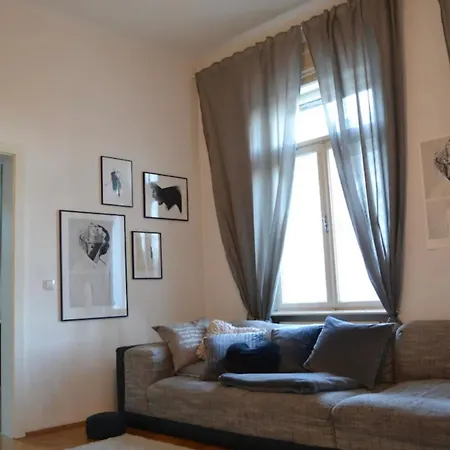 Charmante Altbauwohnung Im Shabby Chic Stil Mit Wintergarten Und Gartenblick - Ihr Perfektes Zuhause In דירה