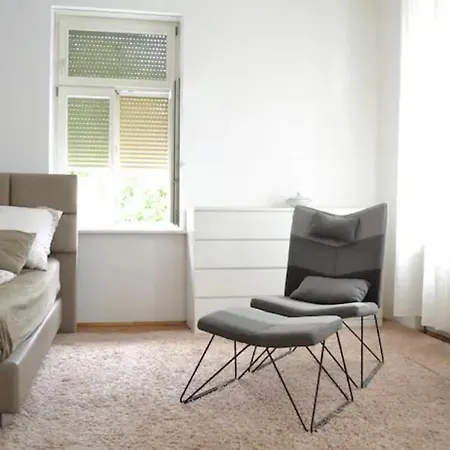 Charmante Altbauwohnung Im Shabby Chic Stil Mit Wintergarten Und Gartenblick - Ihr Perfektes Zuhause In Апартаменты